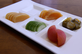 Cantaloup, apple, gōya (bitter melon), shallot… Such exotic ingredients make fine otsukemono. 