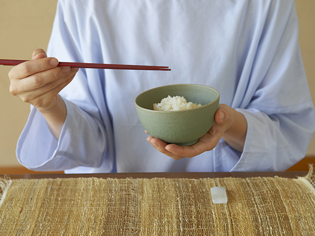 How to Handle Chopsticks and Dishes Elegantly during Your Meal