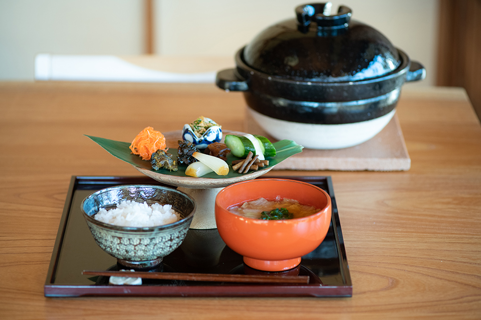 The Rich Breakfasts of Inkyo Uwasawa, a Restaurant Specializing in Miso Soup, Rice, and Pickles Oper