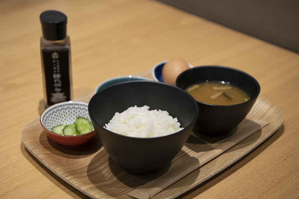 A Shop Operating a Saké Brewery Inside a Train Station Serves Breakfasts with Brewer’s Rice