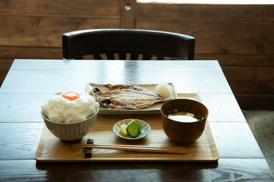 Start Your Day and Get a Sense of Daily Life in Kamakura with a Freshly Grilled Dried Fish and Egg-o